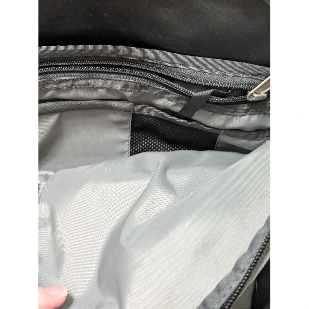 The North Face Recon 30L Grey/Black Hiking Backpack 5 Pockets Fits 15